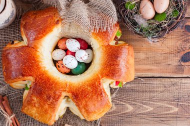 Kuru üzüm ve şekerlenmiş meyve bir ahşap masa, üstten görünüm, yatay, kopya alanı ile bir çelenk şeklinde pişirme Paskalya