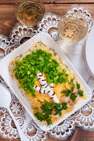 Salat Mit Komposition Form Von Birke Auf Dem Tisch Ansicht — Stockfoto