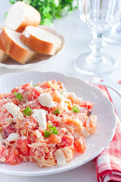 Salada Peixe Vermelho Tomate Ovos Queijo Prato Branco Foco Seletivo — Fotografia de Stock