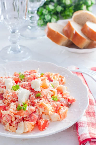 Salada Peixe Vermelho Tomate Ovos Queijo Prato Branco Foco Seletivo — Fotografia de Stock