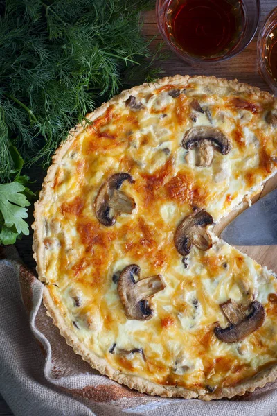 Lorraine Açık Pasta Tavuk Mantar Üstten Görünüm — Stok fotoğraf