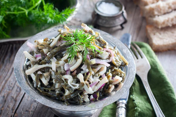 Ensalada Con Algas Calamares Plato Metal Sobre Una Mesa Madera — Foto de Stock