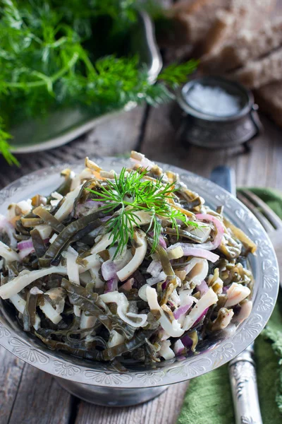 Salada Com Algas Marinhas Lulas Prato Metal Uma Mesa Madeira — Fotografia de Stock