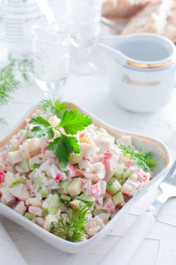 Yengeç sopa ve beyaz bir tablo seçici odak küçük salata kasesi pirinç salatası