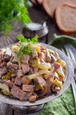 Sığır dili, salatalık ve mantar, seçici odak ile salata