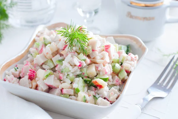 Insalata Con Bastoncini Granchio Riso Tavolo Bianco Orizzontale — Foto Stock