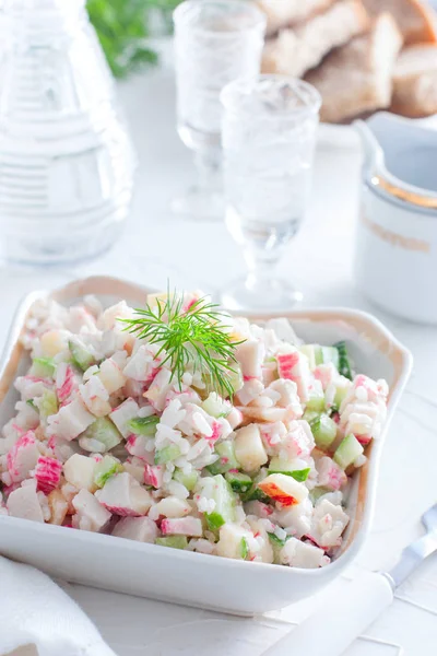 Insalata Con Bastoncini Granchio Riso Una Piccola Insalatiera Tavolo Bianco — Foto Stock