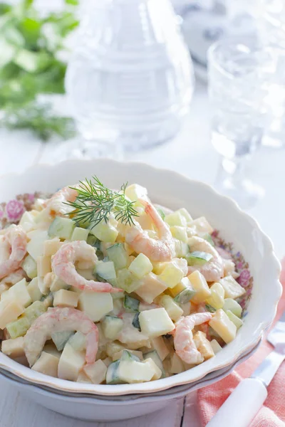 Ensalada Con Gambas Pepino Fresco Sobre Fondo Blanco Enfoque Selectivo — Foto de Stock