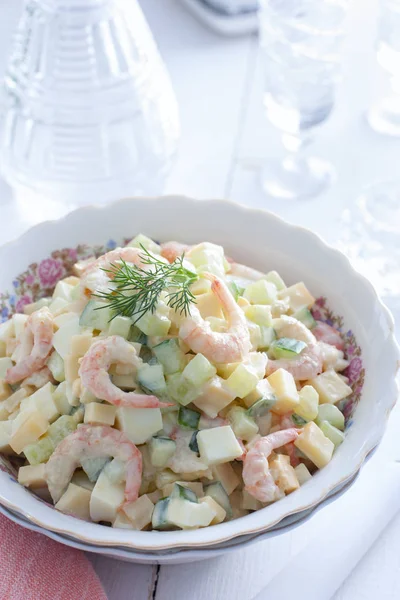 Salade aux crevettes et concombre frais sur fond blanc, mise au point sélective — Photo