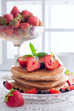Pankakes tam buğday unu ve taze çilek, seçici odak ile kahvaltı