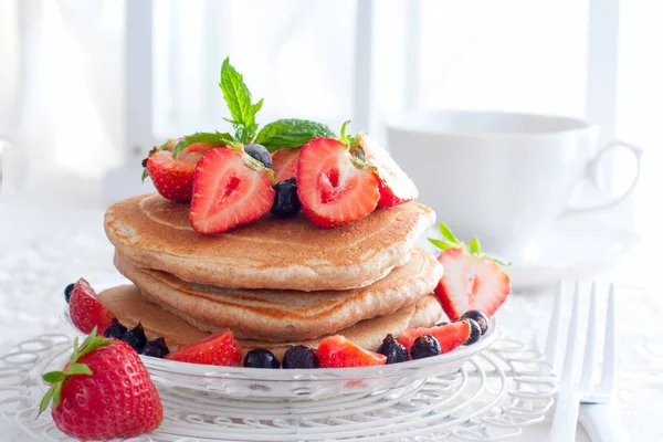 Whole Grain Pancakes Fresh Strawberries Horizontal — Stock Photo, Image