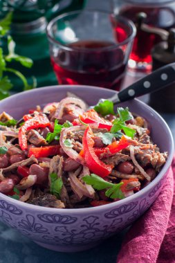 Sığır eti, Bulgar biber ve fasulye, salata 