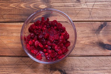 Adım adım kızılcık suyu, hazırlanması adım 2 - ayrılık suyu ve posa çilek, üstten görünüm, seçici odak