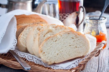 Ev yapımı beyaz ekmek, rustik tarzda dilimlenmiş, yatay