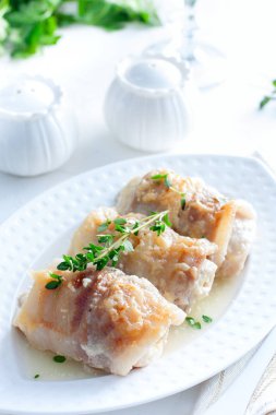 Tavuk sosis ve peynir ile beyaz bir plaka üzerinde seçici odak alır