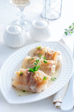 Tavuk sosis ve peynir ile beyaz bir plaka üzerinde seçici odak alır