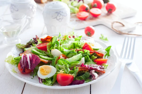 Frischer Salat Aus Gebratenem Speck Kirschtomaten Wachteleiern Auf Weißem Teller — Stockfoto