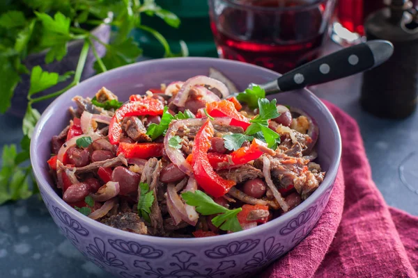 Sığır eti, Bulgar biber ve fasulye, salata 