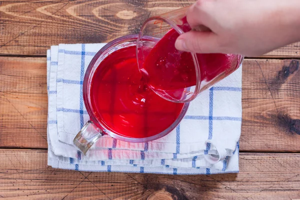 Schritt Für Schritt Zubereitung Von Preiselbeersaft Schritt Zugabe Von Saft — Stockfoto