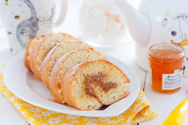 Biscuit Rollen Met Gekookte Gecondenseerde Melk Een Witte Plaat Selectieve — Stockfoto