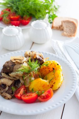 Kızarmış biftek karaciğer beyaz tabakta seçici odak soğanlı