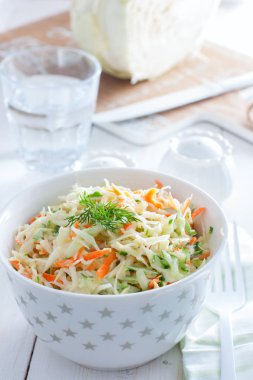 Havuç ve beyaz bir kase, seçici odak içinde salatalık taze lahana salatası