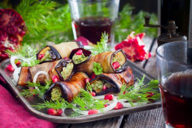 Patlıcan ruloları fındık, taze otlar ve nar taneleri, Gürcü mutfağı, yatay