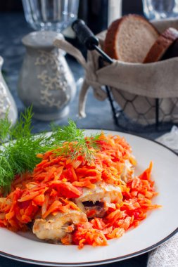 Pollock, havuç ve soğan, seçici odak ile fırında pişmiş