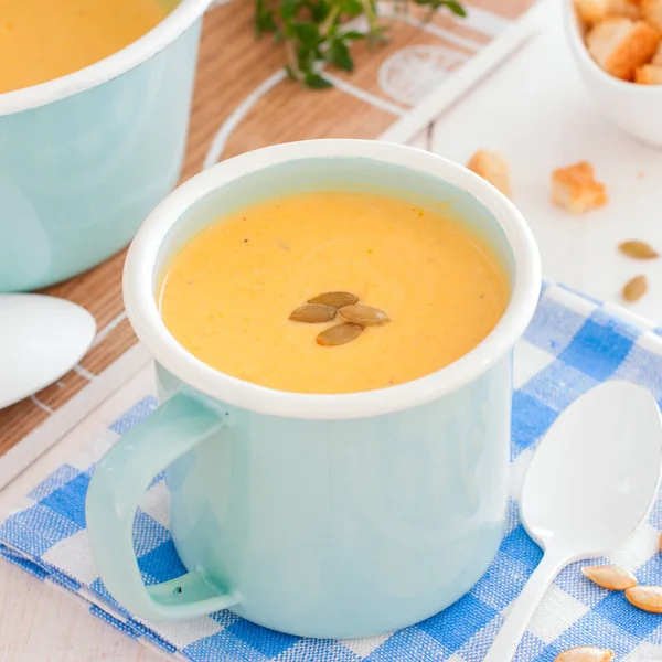 Soupe Citrouille Dans Une Tasse Émaillée Bleue Mise Point Sélective — Photo