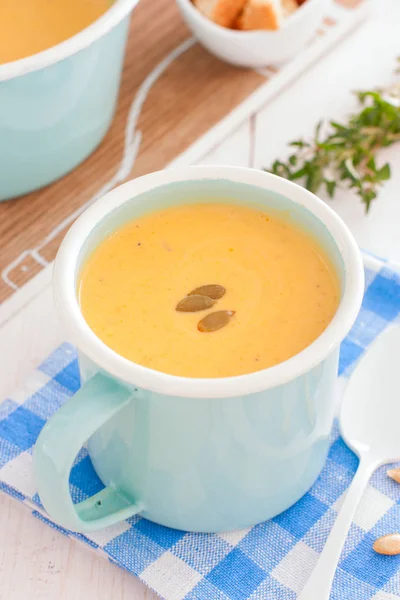 Soupe Citrouille Dans Une Tasse Émaillée Bleue Mise Point Sélective — Photo