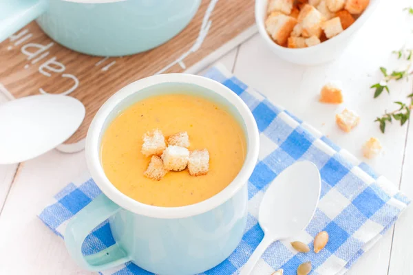 Pumpkin Cream Soup Blue Enamelled Mug Crackers Horizontal — Stock Photo, Image