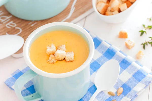 Pumpkin Cream Soup Blue Enamelled Mug Crackers Horizontal — Stock Photo, Image