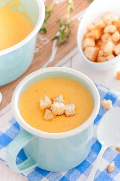 Soupe Citrouille Dans Une Tasse Émaillée Bleue Mise Point Sélective — Photo