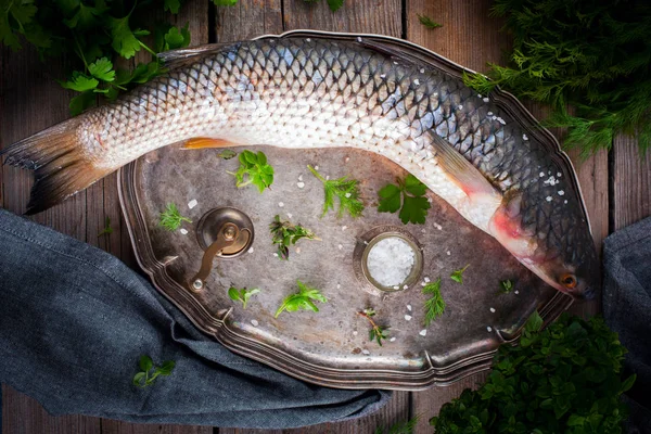 Queso de salmonete en una bandeja de metal, vista superior, enfoque selectivo — Foto de Stock