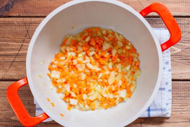 Adım adım püresi patates çorbası, pastırmalı hazırlanması adım 3 - kavurma havuç ve soğan, üstten görünüm