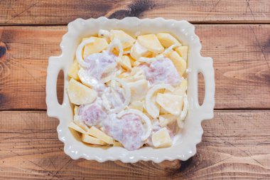 Adım adım Pişirme Kızartma domuz eti ve patates, karıştırma malzemeler, seçici odak, üstten görünüm