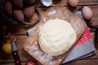 Çiğ patates hamur ahşap oyun tahtası, üstten görünüm