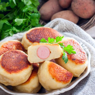 Seçici odak metal bir tabak patates hamur sosis