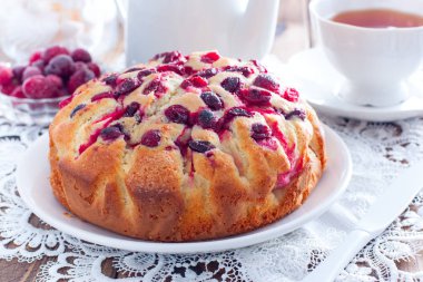 Kızılcık ve elma peçeteye beyaz, yatay ile ev yapımı pasta