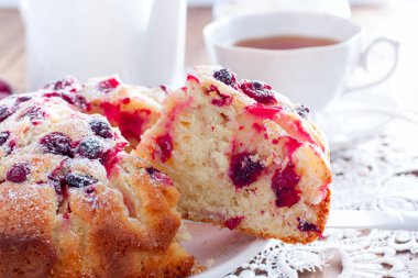 Kızılcık ve elma peçeteye beyaz, yatay ile ev yapımı pasta