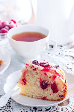 Kızılcık pasta ve ahşap bir masa, seçici odak üstünde elma