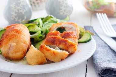Tavuk Kiev Beşamel sos dolgulu, seçici odak
