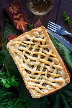 Ahşap masa, üstten görünüm ton balığı ile puf böreği tart