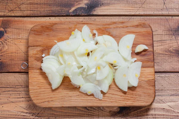 Stap voor stap koken van gebraden varkensvlees en aardappelen, voorbereiding van ingrediënten - uien in halve ringen, selectieve aandacht, bovenaanzicht opsplitsen — Stockfoto