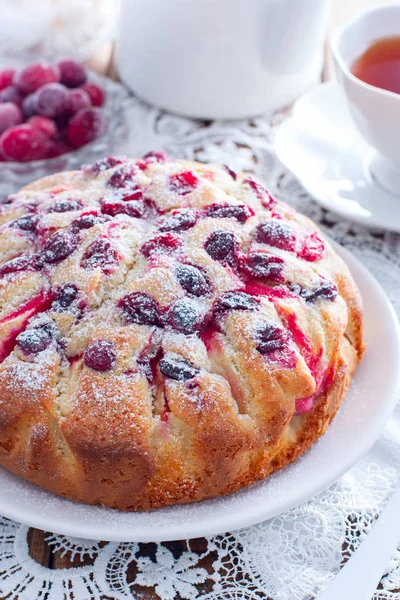 Cranberry taart en appels op een houten tafel, selectieve aandacht — Stockfoto