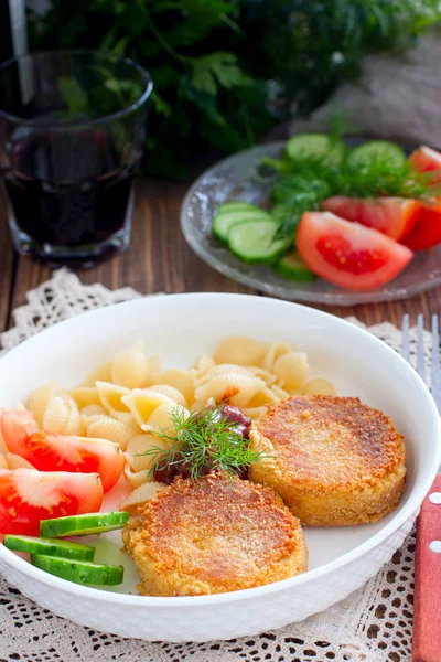 Chickpea cutlets with vegetables and pasta, selective focus — Stock Photo, Image