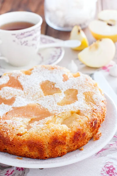 Tarta de manzana vegana en un plato blanco, enfoque selectivo — Foto de Stock