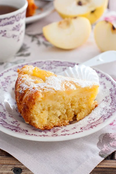 Tarta de manzana vegana en un plato blanco, enfoque selectivo —  Fotos de Stock