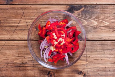 Kırmızı fasulye ve sığır - salata adım adım hazırlanması adım 4 ekleyerek sarımsak, üstten görünüm, yatay