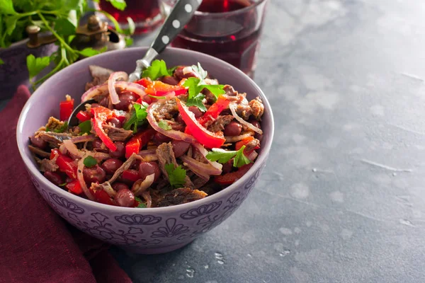 Sığır eti, kırmızı biber, Kuru fasulye, salata Tbilisi, geleneksel Gürcü mutfağı, yatay, salata kopyalama alanı